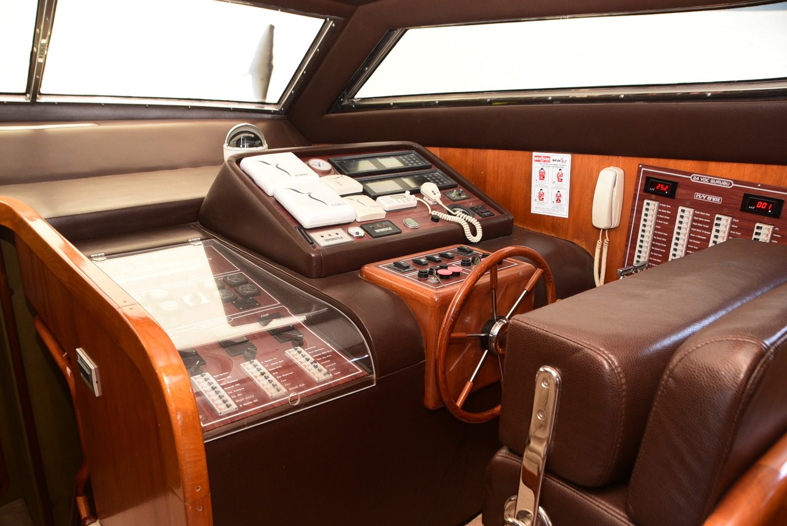 Alanya Yacht Rental 26m Ferretti 80